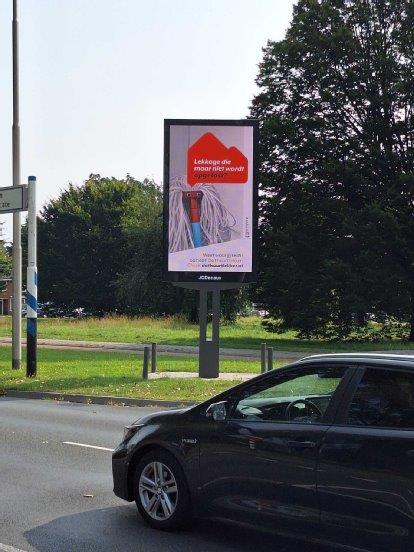 Scherm langs de Nijmeegseweg met afbeelding van campagne 'Dat huurt lekker'