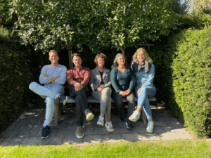 Groepsfoto met de leden van Team Leefomgeving noord oost. Op de bank zitten van links naar rechts Peter Turkesteen, Arno van Geel, Paulien Toonen, Marlies Hallingse en Birgitt Kromkamp.