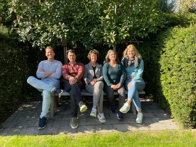 Groepsfoto met de leden van Team Leefomgeving noord oost. Op de bank zitten van links naar rechts Peter Turkesteen, Arno van Geel, Paulien Toonen, Marlies Hallingse en Birgitt Kromkamp. 