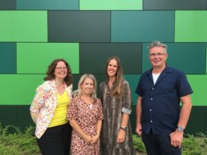 Groepsfoto van Team leefomgeving Elderveld met van links naar rechts Wendy Beukhof, Kirsty Teunissen, Silvia Groosman en Arno Tiernego.