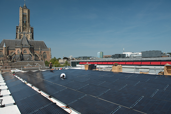 foto van zonnepanelen dak gemeentehuis