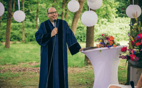 Trouwambtenaar Basti Baroncini spreekt tijdens een huwelijkscermonie