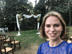 Charlotte Waardenburg in een tuin versierd voor een ceremonie