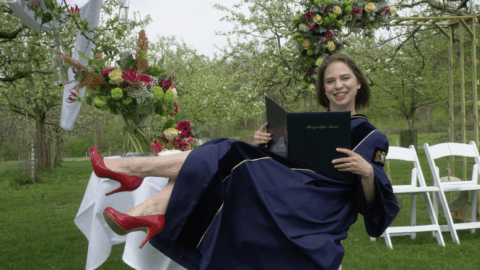 Trouwambtenaar Charlotte Waardenburg met toga bij een bruiloft