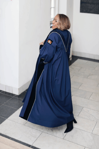 Trouwambtenaar Silvia Bierdrager in een toga