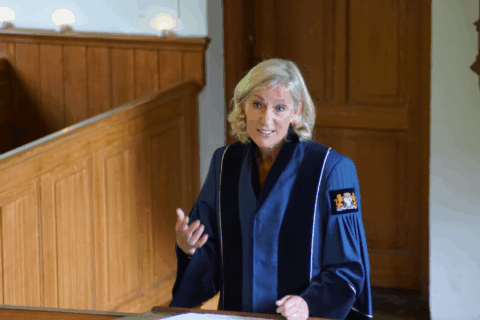 Trouwambtenaar Llian Oostveen houdt een toespraak en draagt een toga